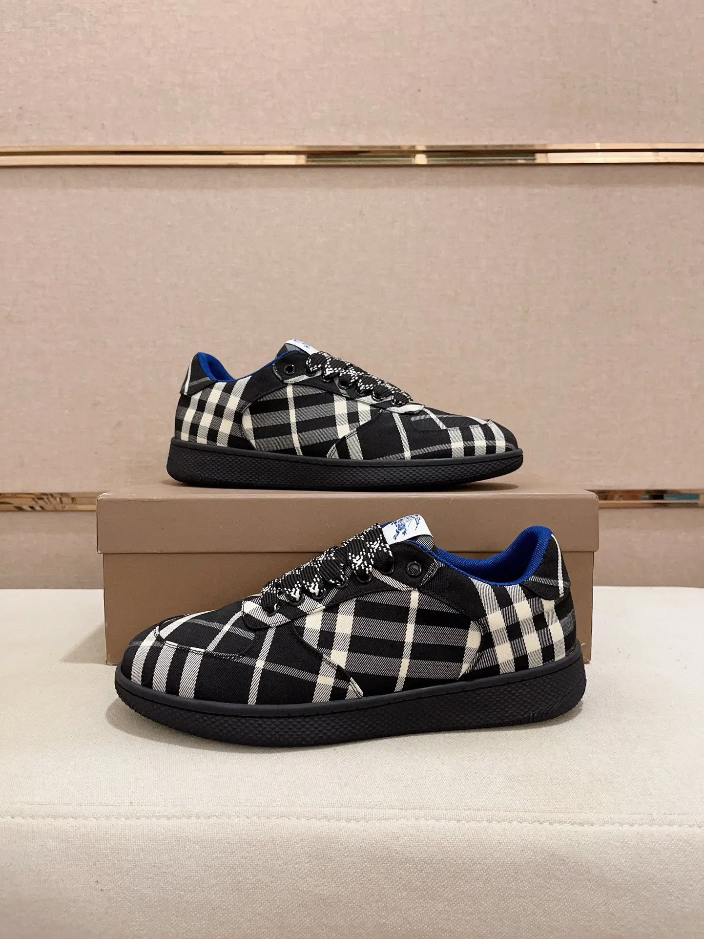 Men's shoes 💰: 560💰🇮🇹🇮🇹The counters are synchronized with Burberry's top purchasing agents🔍🔍Synchronized sales. Positive code number: 38-44. Italian imported cowhide, fully imported sheepskin lining, sole: original sole provided by the original factory, exclusive movable molded sole, super comfortable, original factory follow-up order, 🔍🔍high quality, you can enter and leave the counter at will, welcome to compare (45 yuan for customization, no return or exchange)